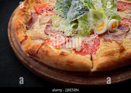 Pizza Caesar auf einem Holzbrett Stockfoto