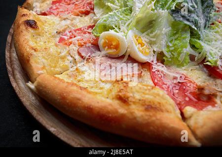 Pizza Caesar auf einem Holzbrett Stockfoto