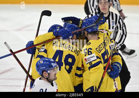 Tampere, Finnland. 15.. Mai 2022. Schwedische Spieler feiern am 15. Mai 2022 in Tampere, Finnland, ein Tor bei der Eishockey-Weltmeisterschaft 2022, Gruppe-B-Spiel Tschechien gegen Schweden. Quelle: Michal Kamaryt/CTK Photo/Alamy Live News Stockfoto