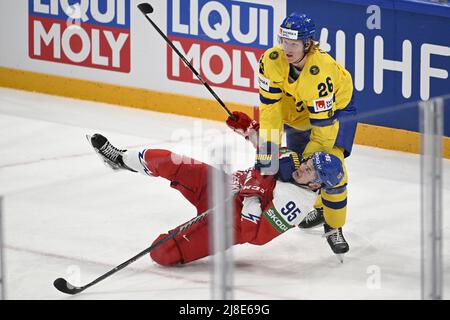 Tampere, Finnland. 15.. Mai 2022. L-R Rasmus Dahlin (SWE) und Matej Blumel (CZE) im Einsatz während der Eishockey-Weltmeisterschaft 2022, Gruppe B Spiel Tschechische Republik gegen Schweden, am 15. Mai 2022, in Tampere, Finnland. Quelle: Michal Kamaryt/CTK Photo/Alamy Live News Stockfoto