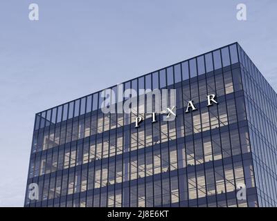 Emeryville, CA, USA. 2.Mai 2022. Nur zur redaktionellen Verwendung, 3D CGI. Pixar Signage-Logo auf dem Glasgebäude. Arbeitsplatz Kommerzielle Animation Studio Compa Stockfoto