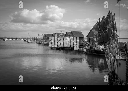 Der Hafen der Weißen Wiek von Boltenhagen an der Ostsee in schwarz-weiß Stockfoto