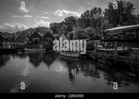 Der Hafen der Weißen Wiek von Boltenhagen an der Ostsee in schwarz-weiß Stockfoto