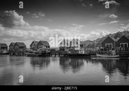 Der Hafen der Weißen Wiek von Boltenhagen an der Ostsee in schwarz-weiß Stockfoto