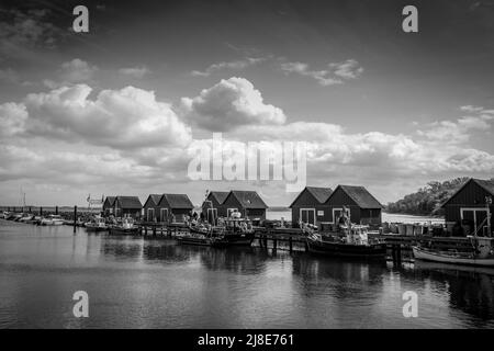 Der Hafen der Weißen Wiek von Boltenhagen an der Ostsee in schwarz-weiß Stockfoto