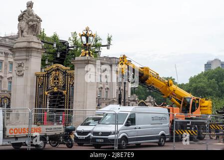 Die Bauarbeiten für die Veranstaltungen des Queen Elizabeth II Platinum Jubilee vor dem Buckingham Palace, London, Großbritannien, sind in Arbeit Stockfoto