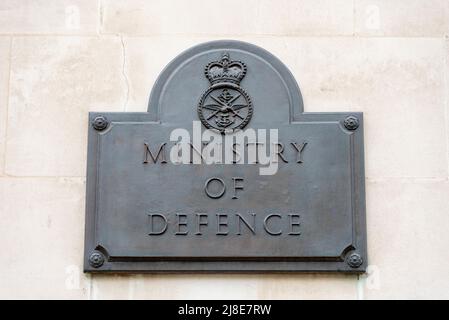 Schild des Verteidigungsministeriums, vor dem Gebäude des MOD-Hauptquartiers in Whitehall, Westminster, London, Großbritannien. Stockfoto