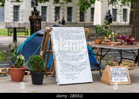 Protestlager des Freiheitskonvois am Victoria Embankment, Westminster, London, Großbritannien. COVID 19 Verschwörungstheorie Botschaften. Zeichen der Verweigerung des Klimawandels Stockfoto