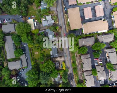 Aus der Luft schießen. Malerische grüne Stadt, Straßen und Wanderwege. Vor den Häusern stehen Autos. Karte, Topographie, Konstruktion, Planung Stockfoto