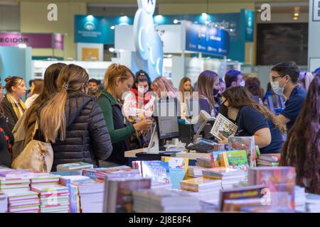 Buenos Aires, Argentinien - 15.. Mai 2022: Menschen kaufen Bücher auf der Buchmesse in Buenos Aires. Stockfoto