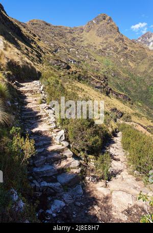 Inka-Pfad, Blick vom Choquequirao-Wanderweg, Cuzco-Gebiet, Machu Picchu-Gebiet, peruanische Anden Stockfoto