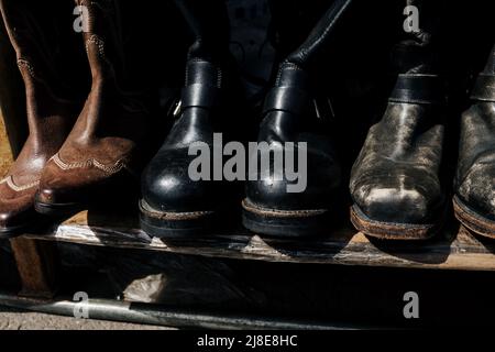 Alte abgenutzte Leder Cowboy Stiefel. Viele gebrauchte Schuhe Stockfoto