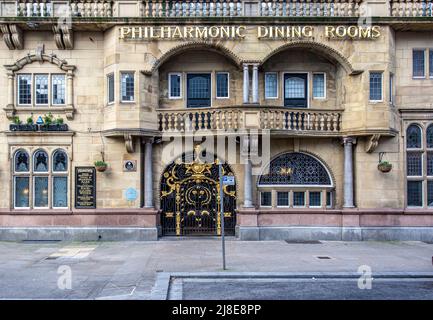 Die Philharmonic Dining Rooms im Stadtzentrum von Liverpool. Außenaufnahme des Gebäudes. Liverpool, England. Stockfoto