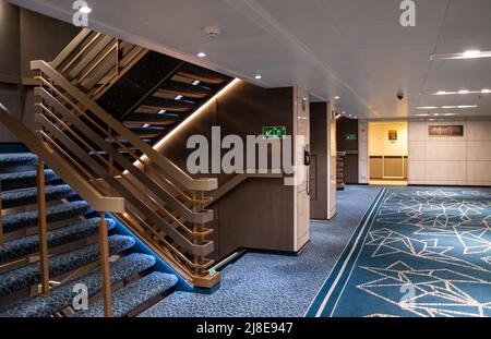 Bridgetown, Barbados - 25. März 2022: Die Achtertreppe an Bord des P and O Cruise Liners Britannia in Bridgetown Stockfoto