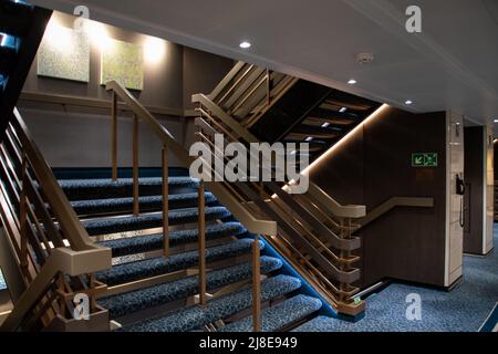 Bridgetown, Barbados - 25. März 2022: Die Achtertreppe an Bord des P and O Cruise Liners Britannia in Bridgetown Stockfoto