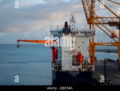 Bridgetown, Barbados - 26. März 2022: Das Frachtschiff Lmassol mit seinen an Bord fahrenden Kränen wurde als Gegengewicht verlängert, während es in Bridgetown verladen wurde Stockfoto