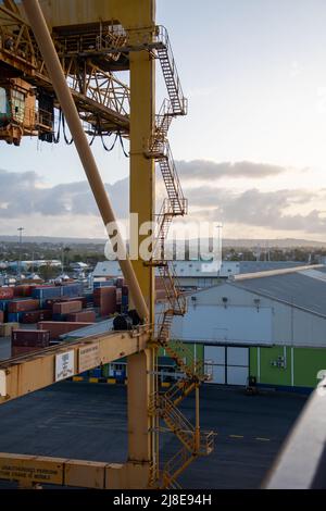 Bridgetown, Barbados - 26. März 2022: Schritte führen die Seite eines Frachtcontainer-Krans von der Prescod Road hinauf Stockfoto