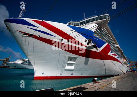 Bridgetown, Barbados - 26. März 2022: Der P und O Cruise Liner Britannia wurde am Bridgetown Dock gebunden Stockfoto