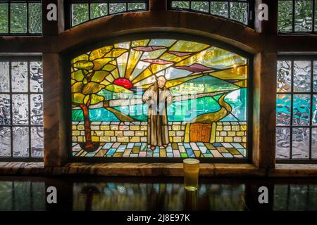 Jugendstil-Buntglasfenster mit Monk Holding Beer Tankard im Blackfriar Pub, Blackfriars, London, England, Großbritannien Stockfoto