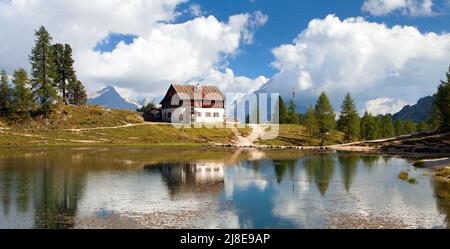 Lago de Federa und rifugio Croda da Lago in der Nähe von Cortina d Ampezzo, Alpen dolomiten, Italien Stockfoto