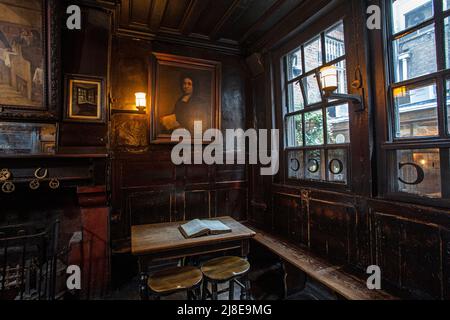 Innenansicht des traditionellen Pubs The Ye Olde Cheese The City of London, Großbritannien Stockfoto