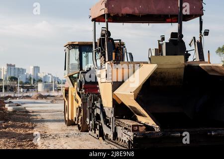 Straßenfräsmaschine entfernt Asphalt von alten Straße. Industrielles Konzept Stockfoto