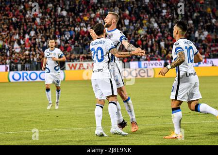 Cagliari, Italien. 15.. Mai 2022. Milan Skriniar von Inter FC, Esultanza, Abschlussgottesdienst nach dem Tor bei Cagliari Calcio gegen Inter - FC Internazionale, italienische Fußballserie A Spiel in Cagliari, Italien, Mai 15 2022 Quelle: Independent Photo Agency/Alamy Live News Stockfoto