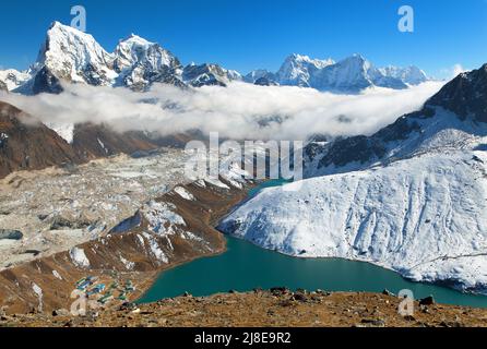 Dudh Pokhari Tso oder Gokyo See, Gokyo Dorf, Ngozumba Gletscher von Gokyo Ri - Trek zum Cho Oyu Basislager, Khumbu Tal, Sagarmatha Nationalpark, Ne Stockfoto