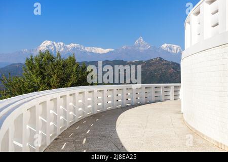 Annapurna Blick von der World Peace Pagode oder Stupa in der Nähe von Pokhara Stadt, Mount Annapurna Range, Nepal Himalaya Berge, Panoramablick Stockfoto