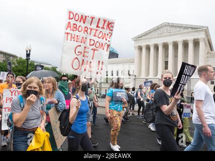 14. Mai 2022: Pro-Choice-Demonstranten marschieren am Obersten Gerichtshof vorbei, einem Teil des Aktionstages „Verbote unserer Körper“, der gegen ein vorhergegangenes Urteil des Gerichtshofs zur Umgehung von Roe V Wade protestiert. Ziel ist es, Abtreibungsrechte zu unterstützen und gewählte Beamte dazu zu drängen, den Zugang zu Abtreibungen durch Rechtsvorschriften zu schützen. Stockfoto