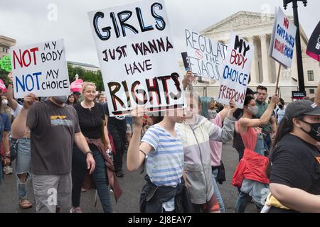 14. Mai 2022: Pro-Choice-Demonstranten marschieren am Obersten Gerichtshof vorbei, einem Teil des Aktionstages „Verbote unserer Körper“, der gegen ein vorhergegangenes Urteil des Gerichtshofs zur Umgehung von Roe V Wade protestiert. Ziel ist es, Abtreibungsrechte zu unterstützen und gewählte Beamte dazu zu drängen, den Zugang zu Abtreibungen durch Rechtsvorschriften zu schützen. Stockfoto