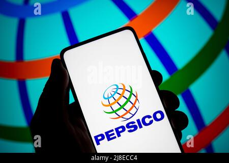 Brasilien. 15.. Mai 2022. In dieser Abbildung ist das Logo von PepsiCo, Inc. Zu sehen, das auf einem Smartphone und im Hintergrund zu sehen ist. (Bild: © Rafael Henrique/SOPA Images via ZUMA Press Wire) Stockfoto
