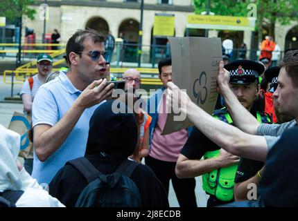 Manchester, Großbritannien. 15.. Mai 2022. Charles Veitch streitet mit den Demonstranten, während er während der Demonstration ein Video aufzeichnete. Pro Trans-Demonstranten versammelten sich auf dem Petersplatz, um gegen Posey Parker, eine feministische Sprecherin, zu protestieren, die eine Kundgebung in Manchester organisierte. (Foto von Jake Lindley/SOPA Images/Sipa USA) Quelle: SIPA USA/Alamy Live News Stockfoto