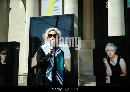 Manchester, Großbritannien. 15.. Mai 2022. Posie Parker spricht beim Anti-Trans-Protest Pro-Trans-Demonstranten versammelten sich auf dem Petersplatz, um gegen Posey Parker, eine feministische Sprecherin, zu protestieren, die eine Kundgebung in Manchester organisierte. (Foto von Jake Lindley/SOPA Images/Sipa USA) Quelle: SIPA USA/Alamy Live News Stockfoto