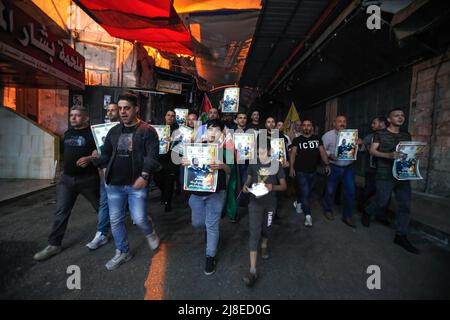 Nablus, Palästina. 15.. Mai 2022. Während eines Protestes nach seinem Tod in Nablus halten Palästinenser Plakate von Daoud Al-Zubaidi. Daoud Al-Zubaidi starb am 15.05.2022 in einem israelischen Besatzungskrankenhaus in Haifa an den Verletzungen, die er durch die israelischen Besatzungskräfte im Jenin-Lager im besetzten Westjordanland erlitten hatte. Kredit: SOPA Images Limited/Alamy Live Nachrichten Stockfoto