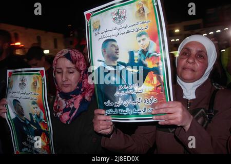 Nablus, Palästina. 15.. Mai 2022. Palästinensische Demonstranten halten Plakate von Daoud Al-Zubaidi während eines Protestes nach seinem Tod in Nablus. Daoud Al-Zubaidi starb am 15.05.2022 in einem israelischen Besatzungskrankenhaus in Haifa an den Verletzungen, die er durch die israelischen Besatzungskräfte im Jenin-Lager im besetzten Westjordanland erlitten hatte. Kredit: SOPA Images Limited/Alamy Live Nachrichten Stockfoto