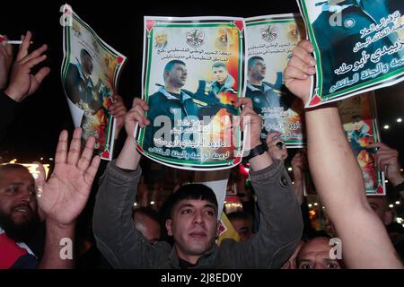 Nablus, Palästina. 15.. Mai 2022. Während eines Protestes nach seinem Tod in Nablus halten Palästinenser Plakate von Daoud Al-Zubaidi. Daoud Al-Zubaidi starb am 15.05.2022 in einem israelischen Besatzungskrankenhaus in Haifa an den Verletzungen, die er durch die israelischen Besatzungskräfte im Jenin-Lager im besetzten Westjordanland erlitten hatte. Kredit: SOPA Images Limited/Alamy Live Nachrichten Stockfoto