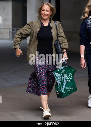 London, Großbritannien. 15.. Mai 2022. Die Moderatorin Sophie Raworth verlässt das BBC Broadcasting House, nachdem sie ‘Sunday Morning' in London moderiert hatte. (Foto von Tejas Sandhu/SOPA Images/Sipa USA) Quelle: SIPA USA/Alamy Live News Stockfoto