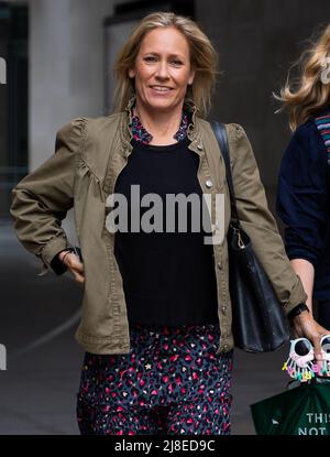 London, Großbritannien. 15.. Mai 2022. Die Moderatorin Sophie Raworth verlässt das BBC Broadcasting House, nachdem sie ‘Sunday Morning' in London moderiert hatte. (Foto von Tejas Sandhu/SOPA Images/Sipa USA) Quelle: SIPA USA/Alamy Live News Stockfoto