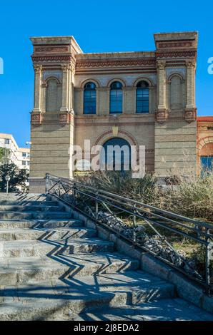 MADRID, SPANIEN - 12. JANUAR 2022: Fassade des Nationalmuseums der Naturwissenschaften (spanisch: Museo Nacional de Ciencias Naturales), im Zentrum der Stadt Stockfoto