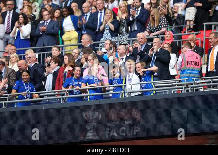 London, Großbritannien. 15. May 2022 ; Wembley Stadium, London England; FA Cup Finale der Frauen, Chelsea Women gegen Manchester City Women: Chelsea-Spieler feiern den Gewinn der FA Cup Trophäe für Frauen Credit: Action Plus Sports Images/Alamy Live News Stockfoto