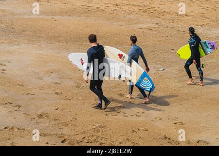 Biarritz, Frankreich, 18. April 2022. Junge Surfer auf der Grande Plage in der Stadt Biarritz, in Frankreich Stockfoto