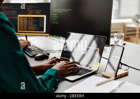 Nahaufnahme der weiblichen IT-Entwickler, die auf der Tastatur tippen, während sie am Arbeitsplatz im Büro Code schreiben, Platz kopieren Stockfoto