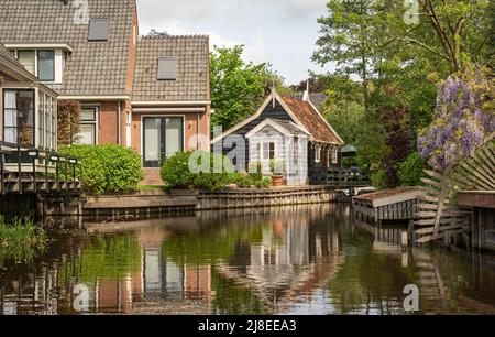 Kanal im niederländischen Dorf Broek in Waterland, ein beliebtes Touristenziel Stockfoto