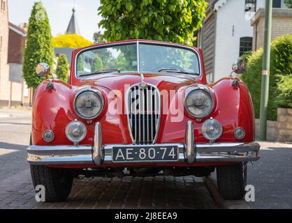 Baarle-Nassau, Nordbrabant, Niederlande, 14.05.2022, Vorderansicht des klassischen Sportwagens Jaguar XK140 DHC von 1957 Stockfoto