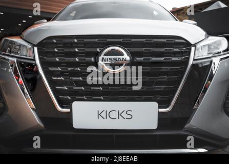 Vorderansicht des Fahrzeugs Nissan Kicks, Modell 2022, silbergrau. Redaktionelles Foto. Stockfoto