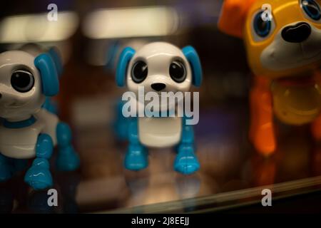 Spielzeugroboter. Kinderspielzeug im Laden. Moderne Technik im Kunststoffgehäuse. Stockfoto