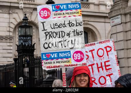 Stoppen Sie das Plakat des Rot-Protestes vor der Downing Street in Whitehall, Westminster, London, Großbritannien. Protest gegen die Regierung von Tory Boris Johnson Stockfoto