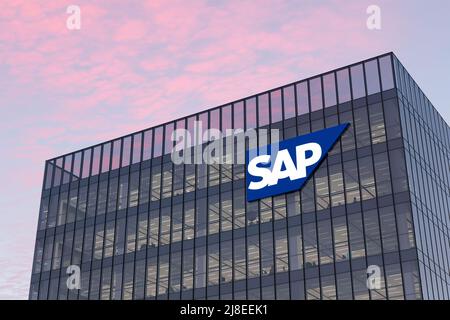 Walldorf, Deutschland. 2.Mai 2022. Nur zur redaktionellen Verwendung, 3D CGI. SAP Technology Signage-Logo auf dem Glasgebäude. Arbeitsplatz Software Firma Büro He Stockfoto