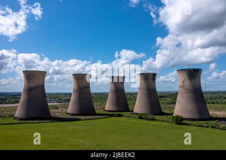 Eine Luftaufnahme einer Reihe von verlassenen Kühlturmschornsteinstapeln in einem stillgelegten Kohlekraftwerk mit Kopierraum Stockfoto